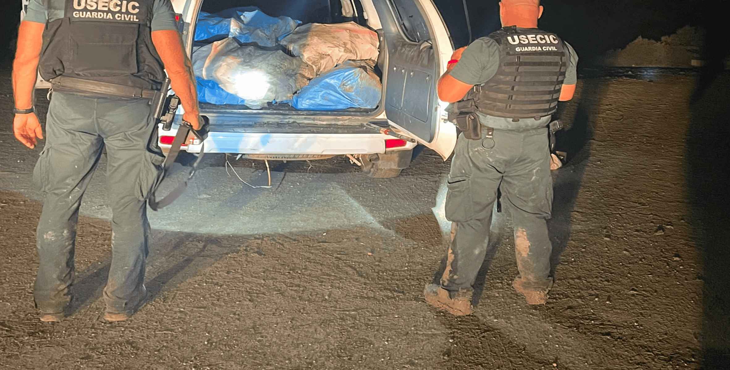 El vehículo incautado en Chiclana, con algunos sacos con la droga.