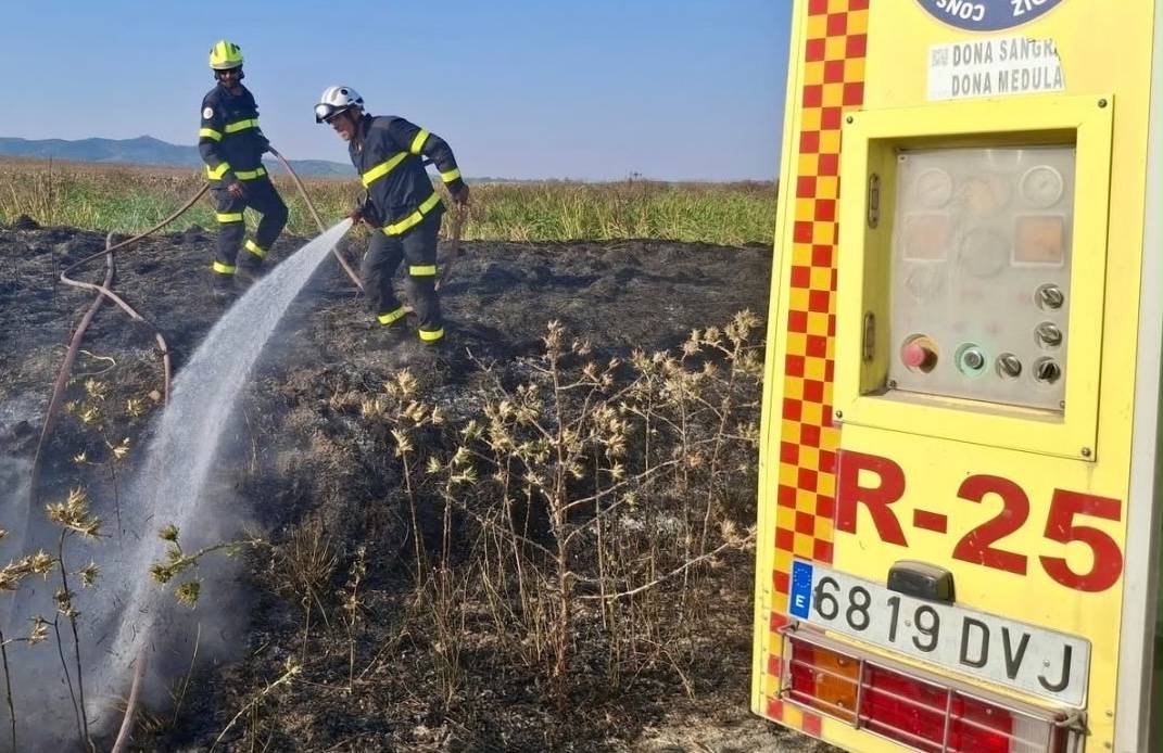 Efectivos del Consorcio de Bomberos de la Provincia de Cádiz, sofocando el incendio. - Efectivos del Consorcio de Bomberos de la Provincia de Cádiz, sofocando el incendio.