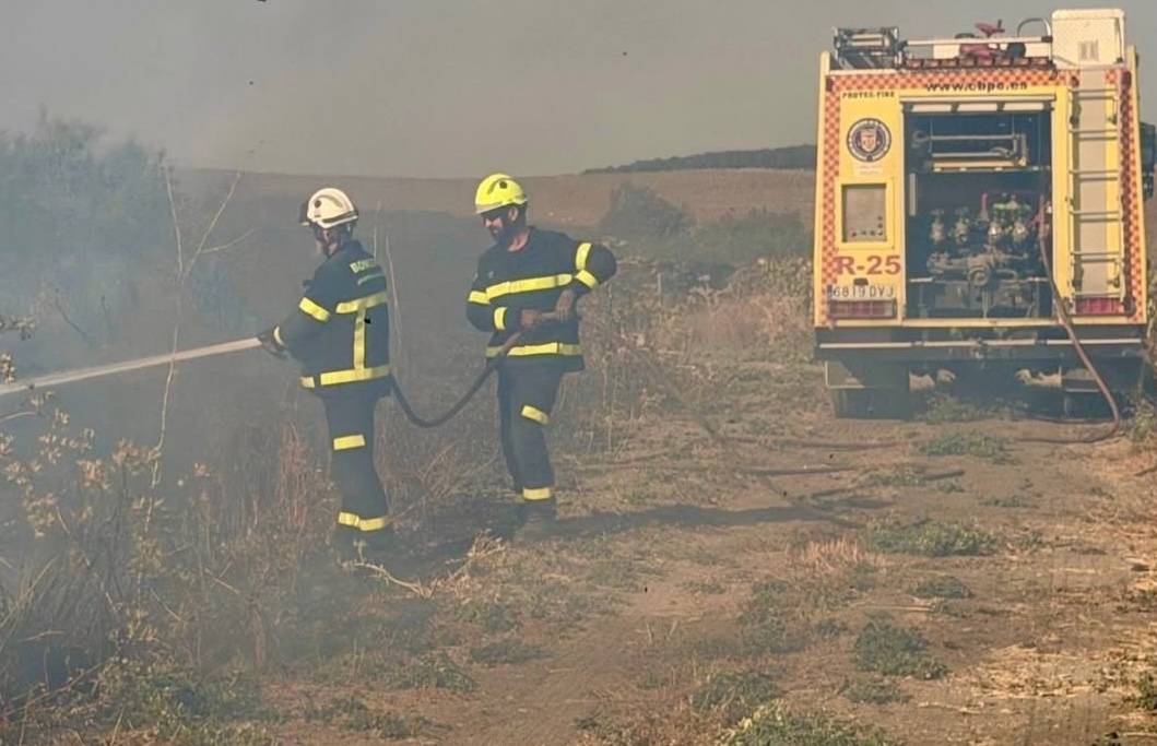 Arden diez hectáreas de pasto y arbolado en el término municipal de Jerez, cerca de El Cuervo