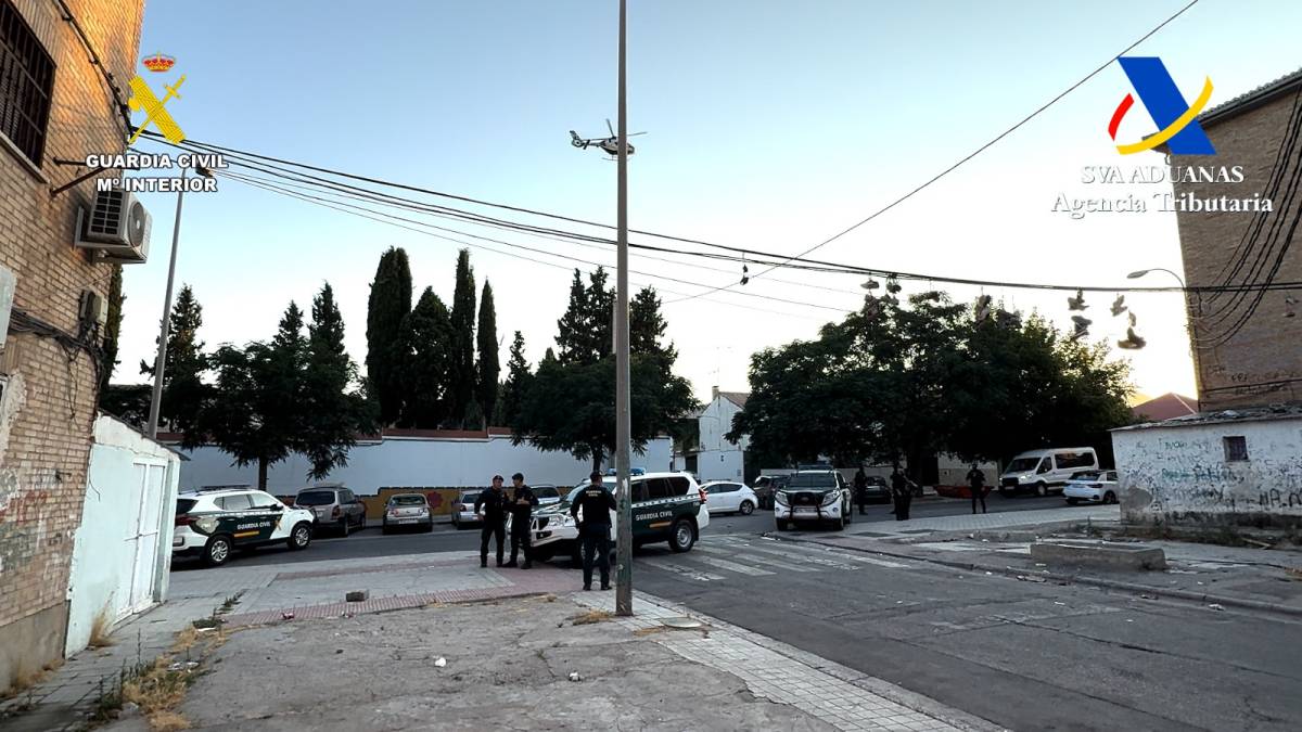 La Guardia Civil y la Agencia Tributaria han desplegado un amplio dispositivo en Granada. - La Guardia Civil y la Agencia Tributaria han desplegado un amplio dispositivo en Granada.