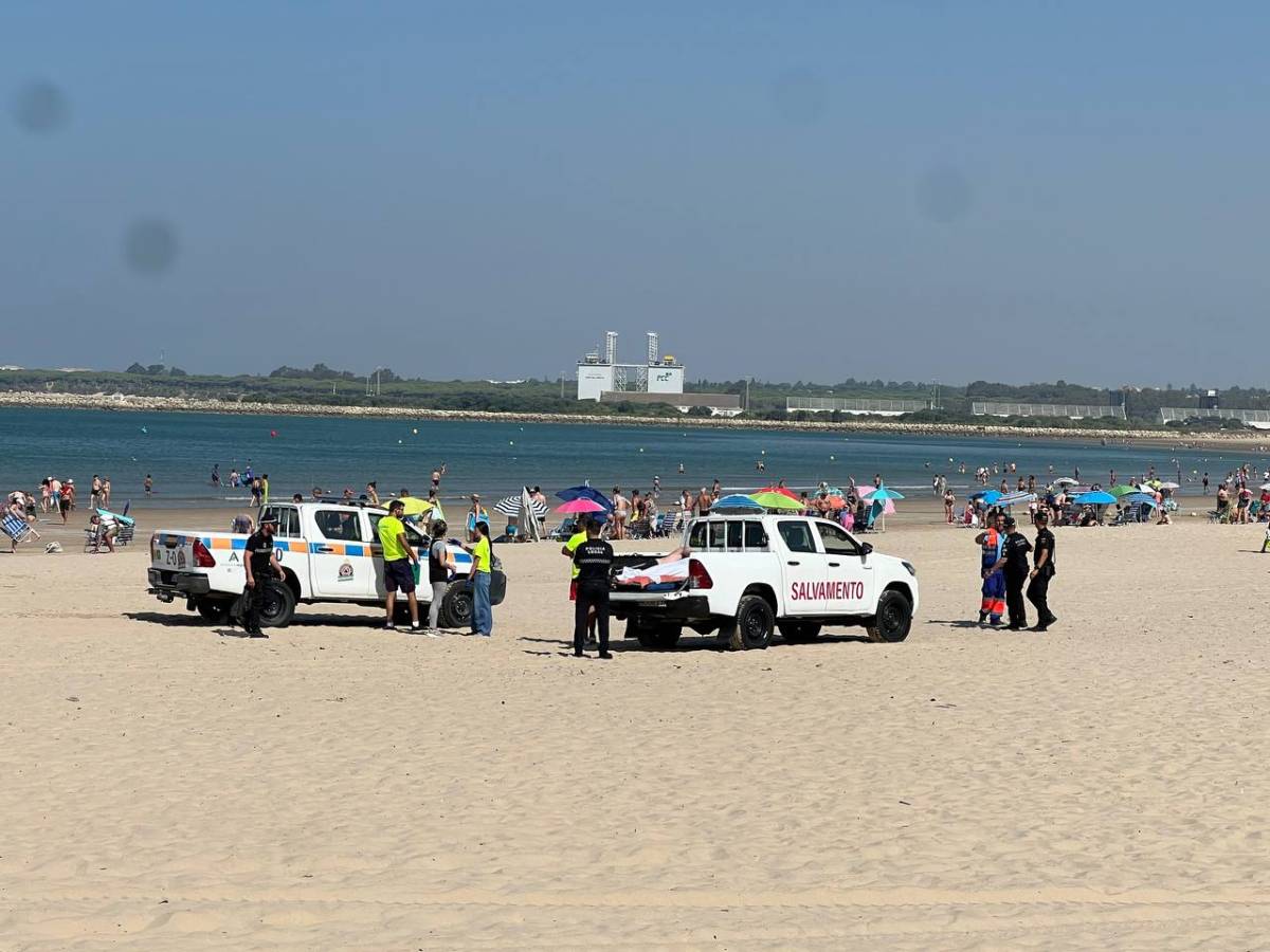 Equipos de Salvamento y emergencias, en la playa. - M.B. Equipos de Salvamento y emergencias, en la playa.