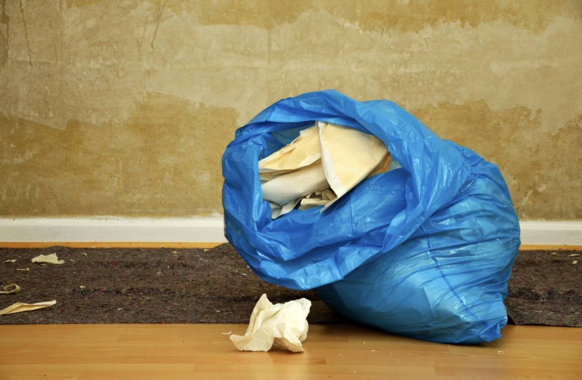 ¿Qué pasa por dejar la basura en el rellano de la vivienda, según la Ley de Propiedad Horizontal?