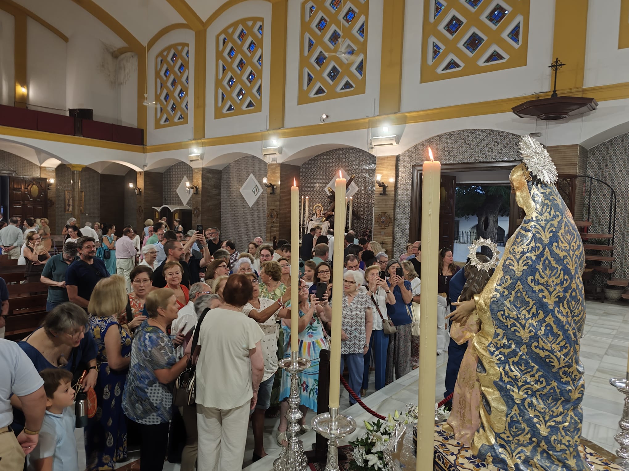 Numerosos fieles asistentes a la celebración ante la imagen recién bendecida de Santa Ana. 