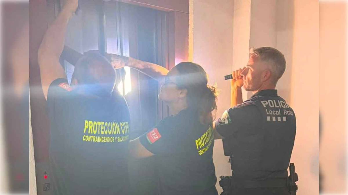 Atrapados en el ascensor: así han rescatado a cuatro adultos y dos menores en Rota