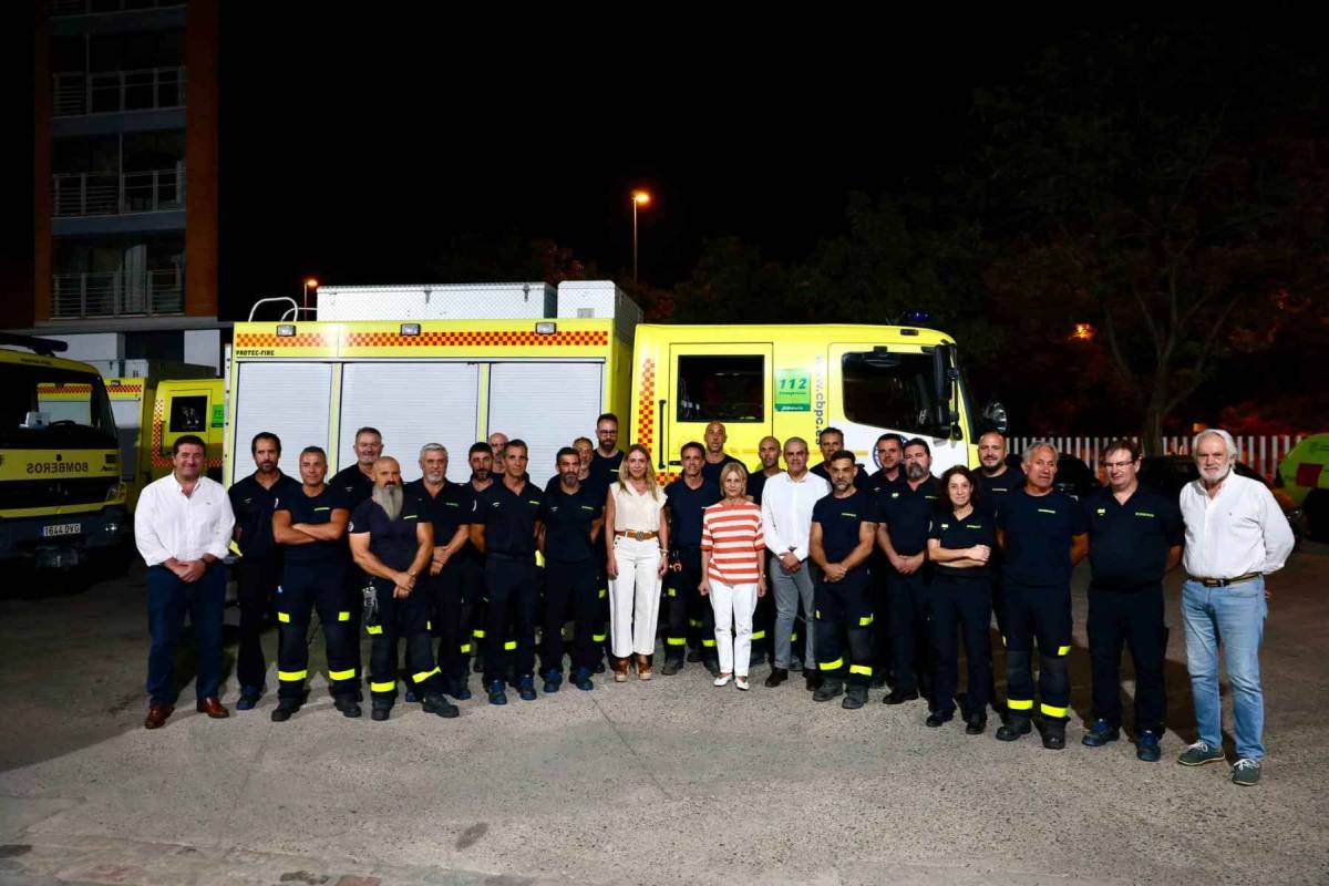 Imagen de la despedida a los bomberos que han salido desde el parque de Jerez para ayudar en el incendio en Ávila. - 
