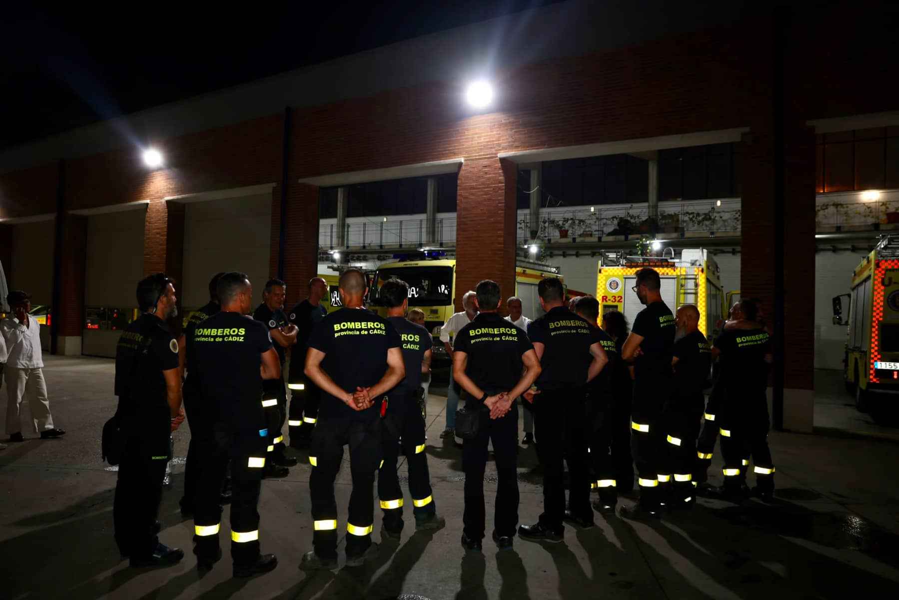 Otra imagen en el parque de Jerez antes de la salida de los bomberos hacia Ávila.
