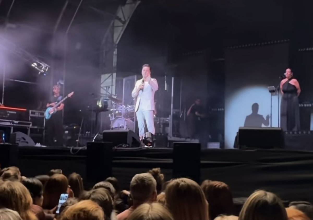 Bustamante para un concierto para llamar la atención a un hombre en estado de embriaguez
