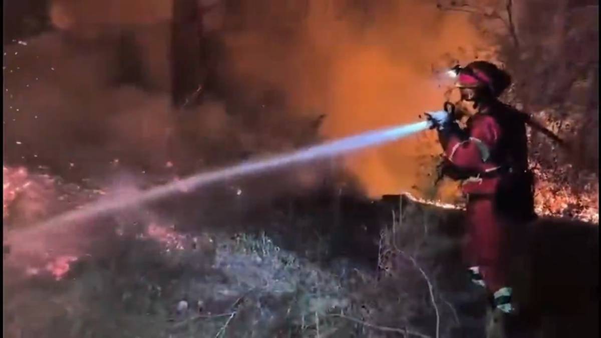 El incendio de Ávila y Madrid mejora, pero la nueva ola de calor amenaza con complicar la situación una semana después del inicio de las llamas