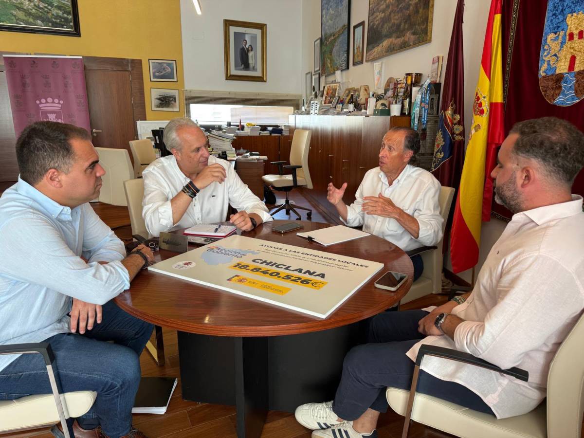 El PSOE exige a la Junta más sanidad e infraestructuras para Chiclana, una ciudad que triplica su población en verano