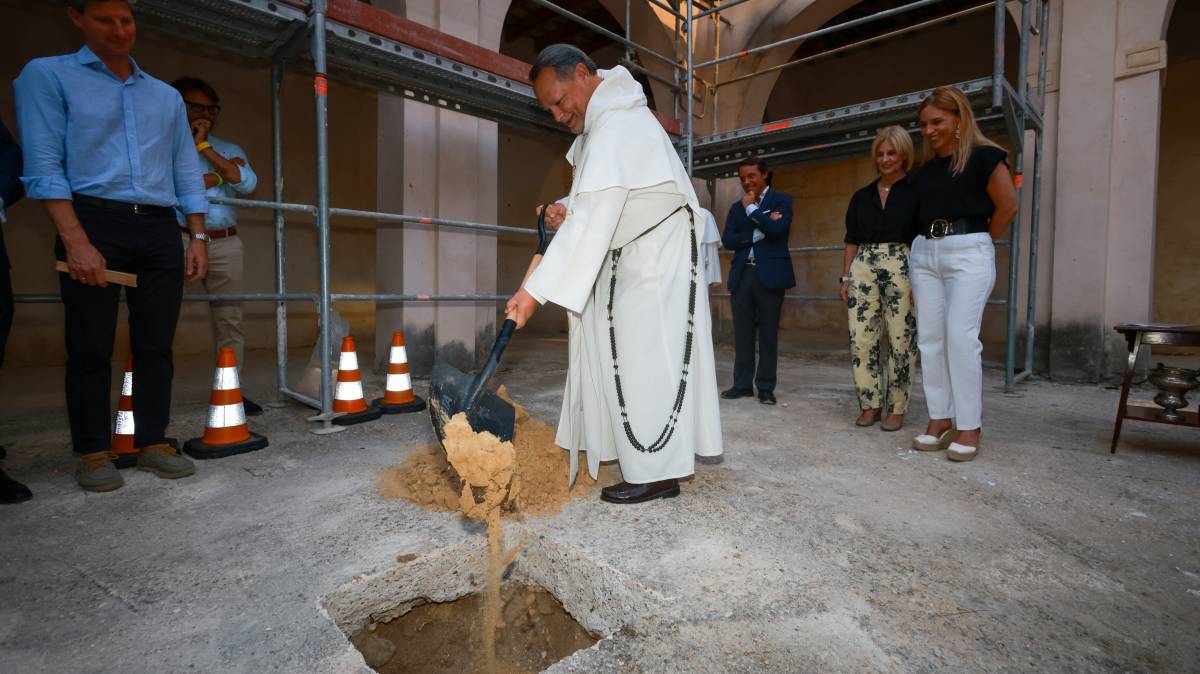 La nueva sede del Rocío de Jerez echa a andar con la colocación de la primera piedra