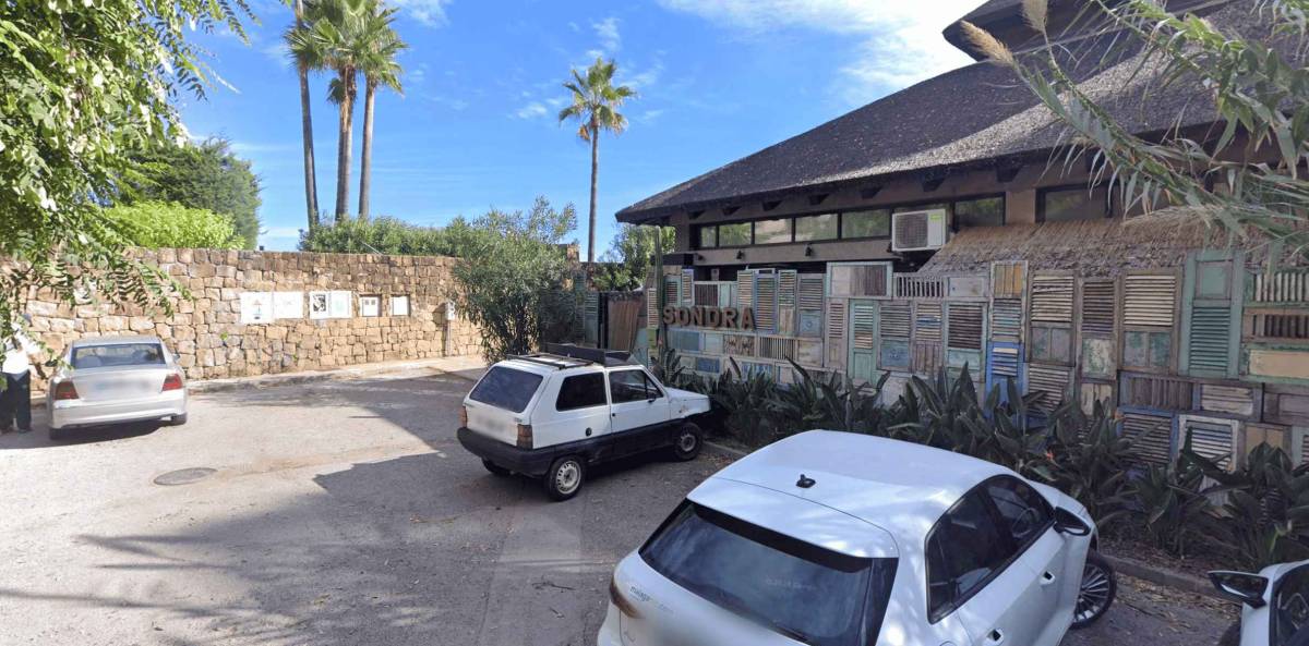 Tiroteo en el aparcamiento de un chiringuito de una playa de Estepona: un hombre herido de bala