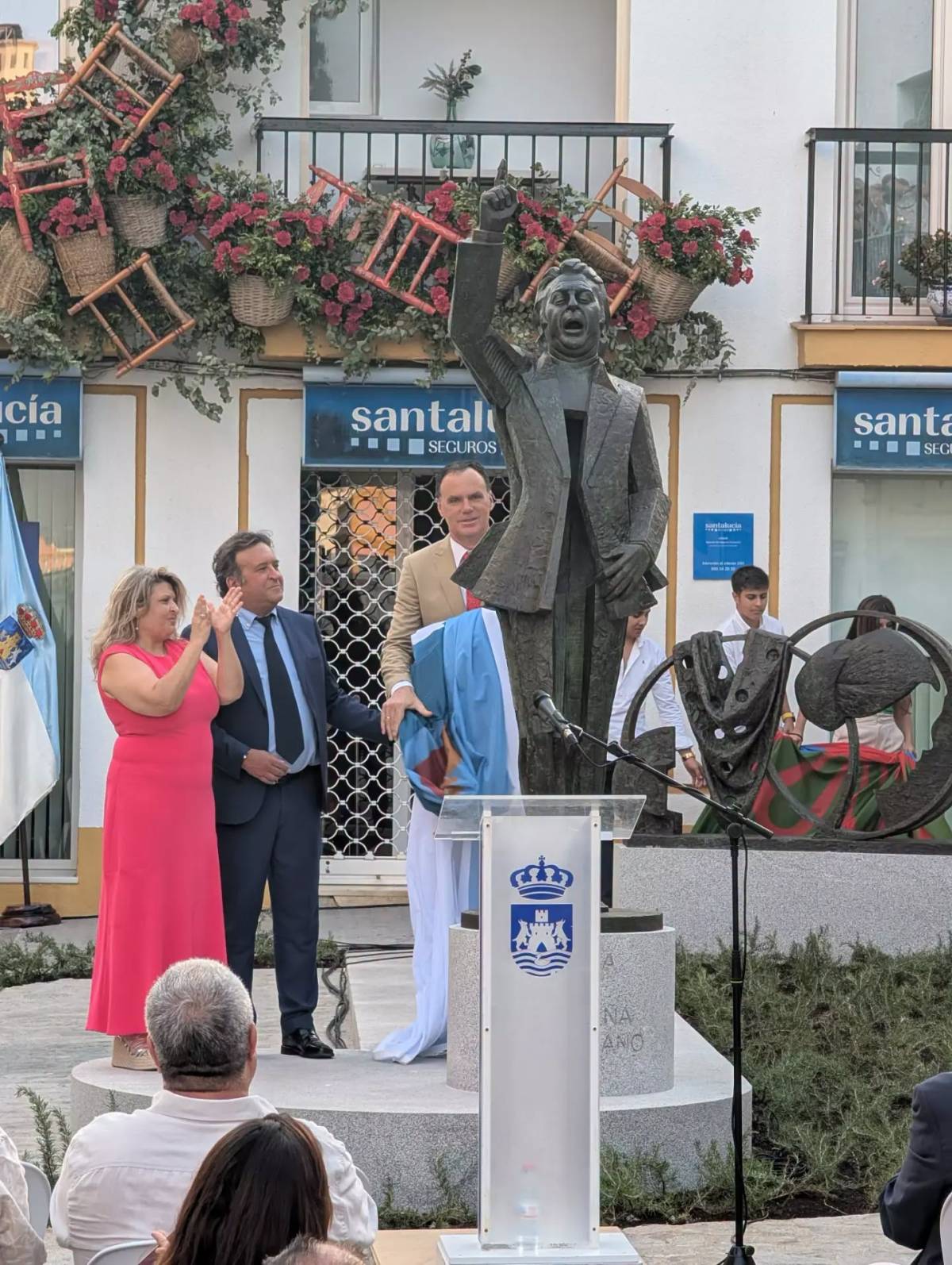Momento en el que la estatua de El Lebrijano era ya de todos los flamencos del mundo, después de que sus hijos la descubrieran. - Momento en el que la estatua de El Lebrijano era ya de todos los flamencos del mundo, después de que sus hijos la descubrieran.