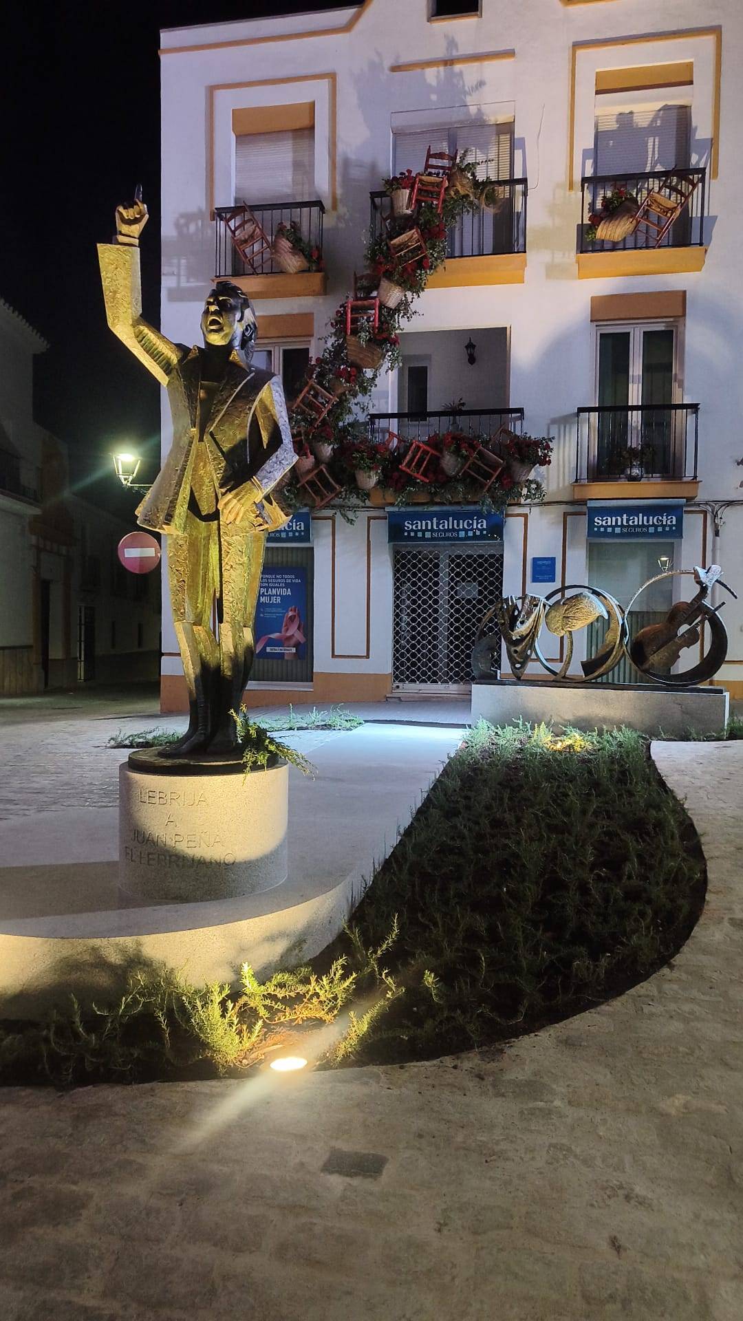 El Lebrijano, en su monumento y con un parterre de romero, en la calma de anoche.che. - El Lebrijano, en su monumento y con un parterre de romero, en la calma de anoche.che.