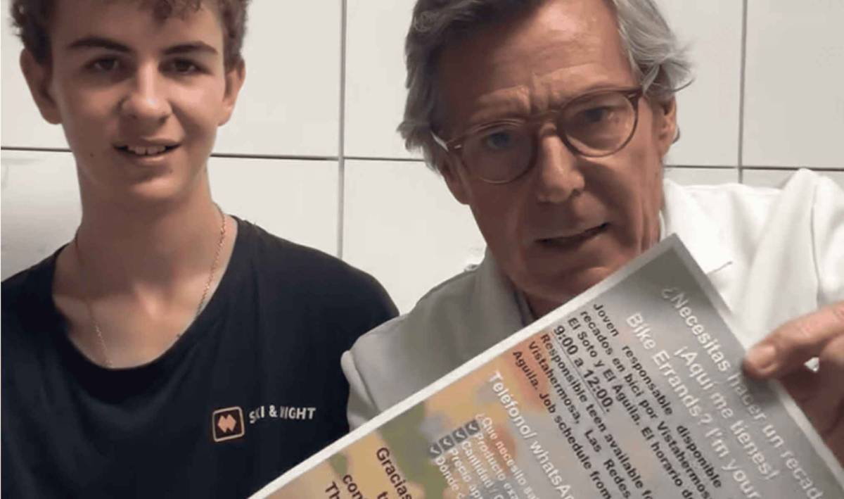 El joven Pedro, junto a Nicolás García-Máiquez López, de farmacia Vistahermosa.jpg - 