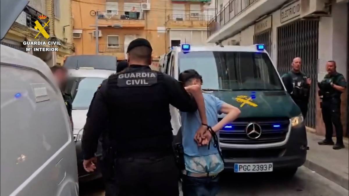 La Guardia Civil en la detención de uno de los implicados. - 
