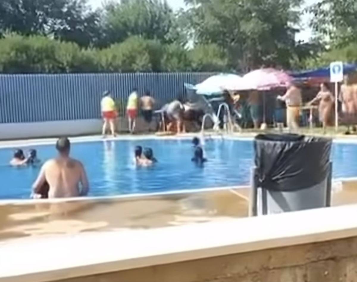 El momento en el que la mujer se lanza sobre la socorrista - 