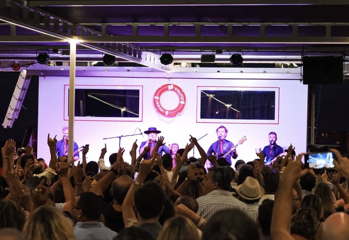 Los músicos, a bordo de la embarcación. - Los músicos, a bordo de la embarcación.