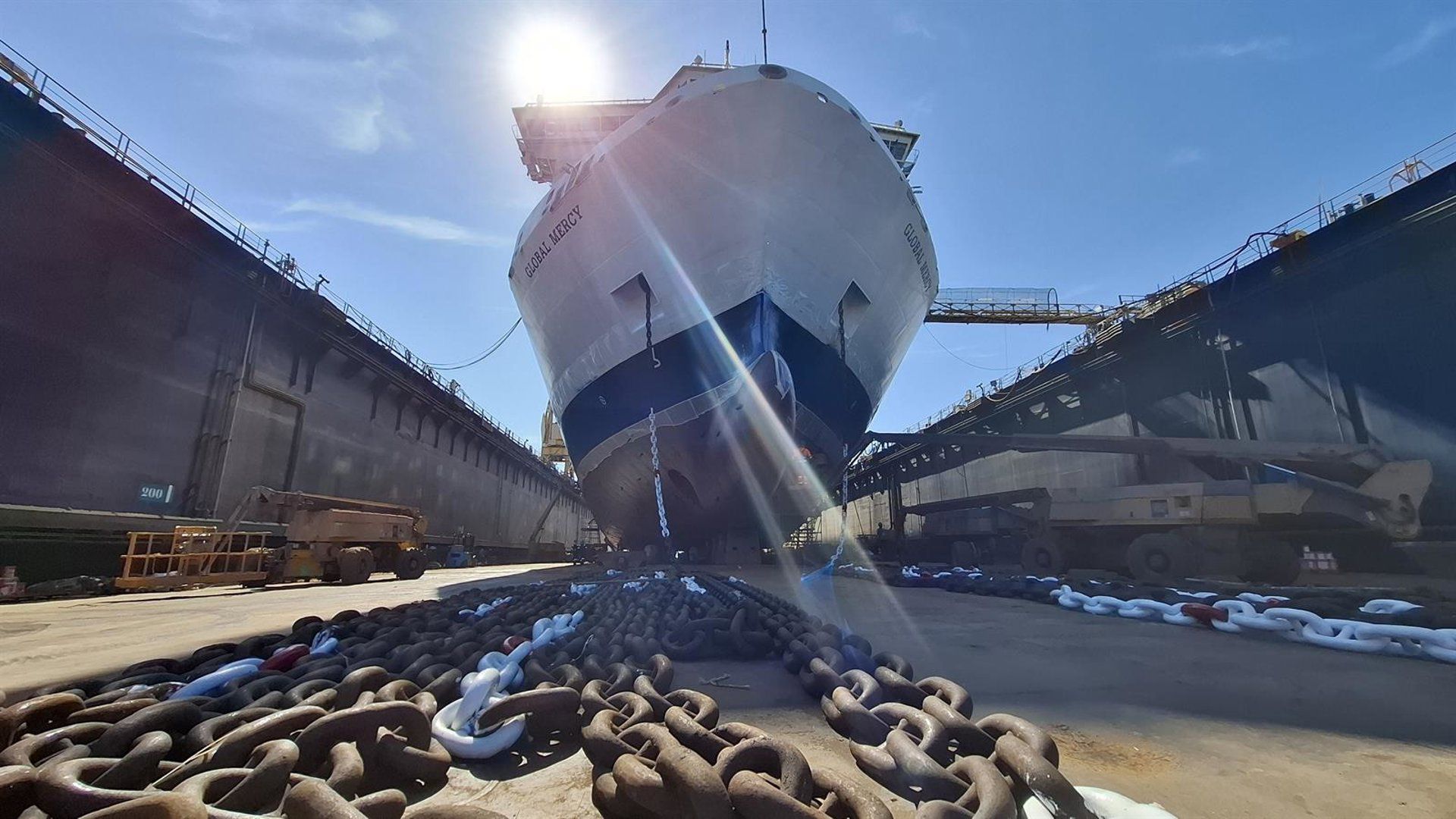 El mayor hospital flotante del mundo sale de Cádiz listo para salvar vidas en África Occidental