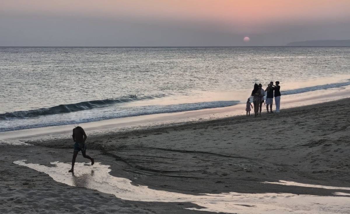 Baño en Atlanterra: denuncian que sigue vigente una prohibición de 2024 que no se ha publicado