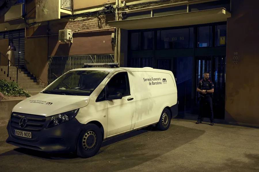 Los niños de la mujer asesinada en Barcelona huyeron descalzos a la calle para pedir socorro tras presenciar el crimen