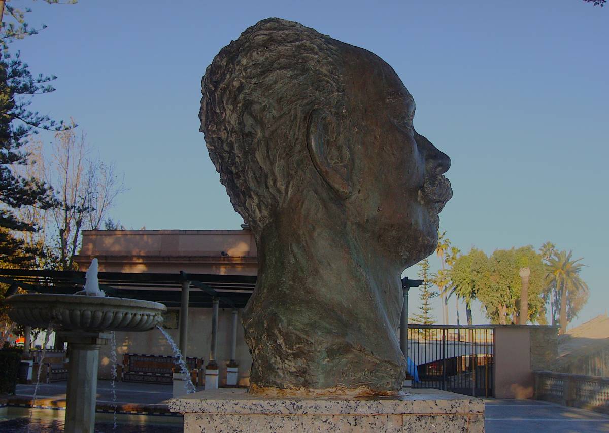 Busto de José Martí, visión lateral derecha. - Busto de José Martí, visión lateral derecha.