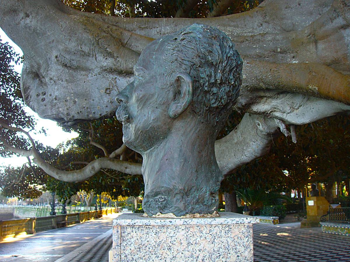 Busto de José Martí, visión lateral izquierda. - Busto de José Martí, visión lateral izquierda.