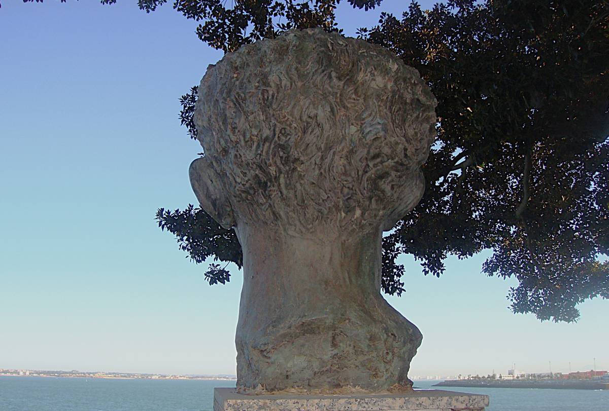 Busto de José Martí, visión posterior. - Busto de José Martí, visión posterior.