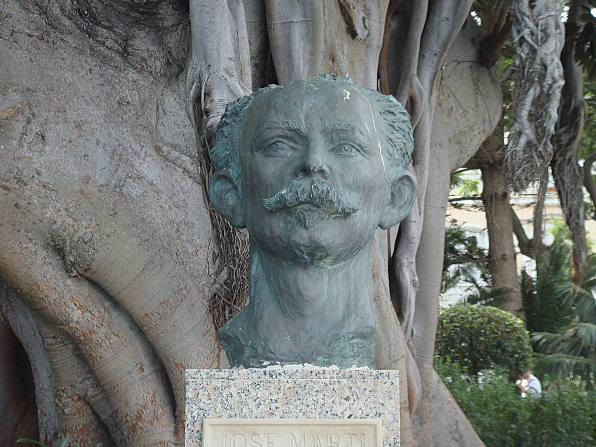 Busto de José Martí, visión frontal. - Busto de José Martí, visión frontal.