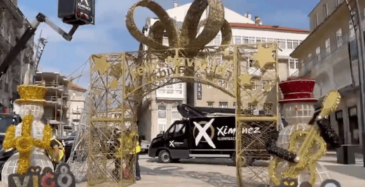 ¿Polvorones en la playa?: Vigo comienza a montar su alumbrado de Navidad