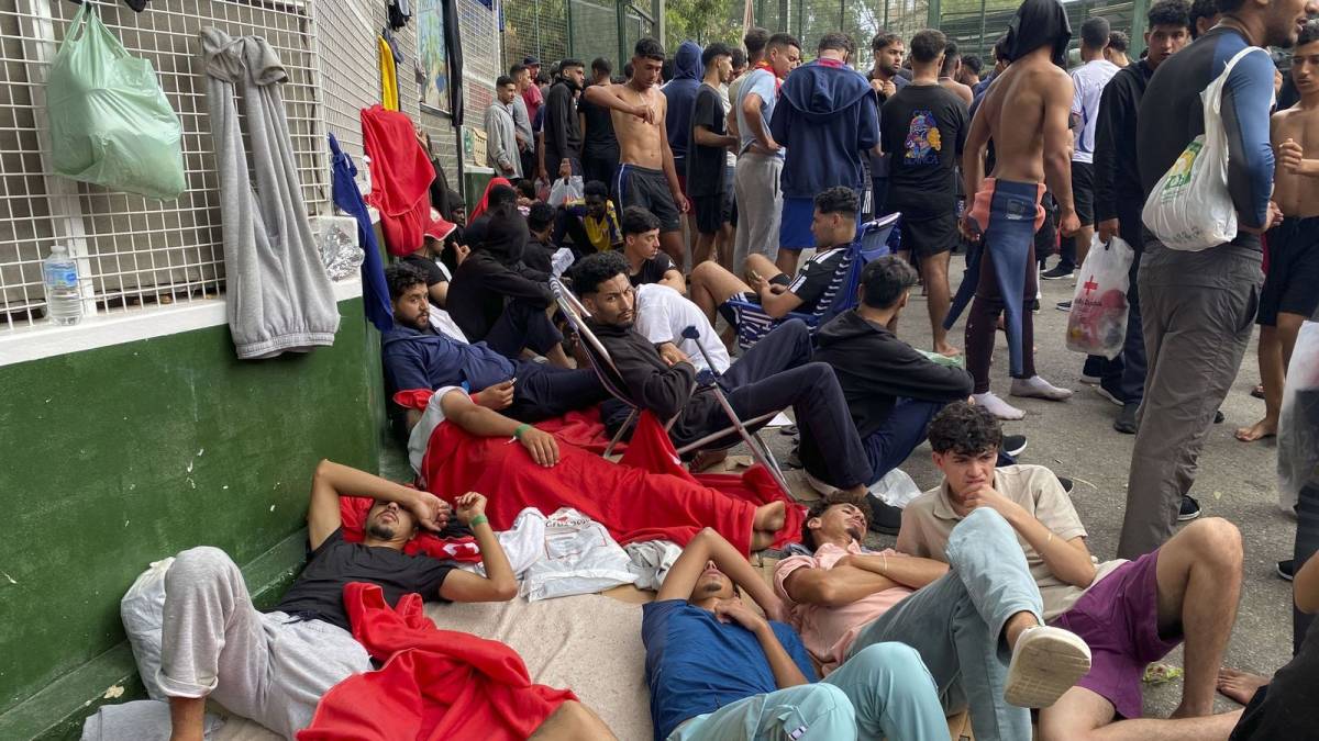 Migrantes esperando en el CETI de Ceuta en una imagen de Canal Sur. - 