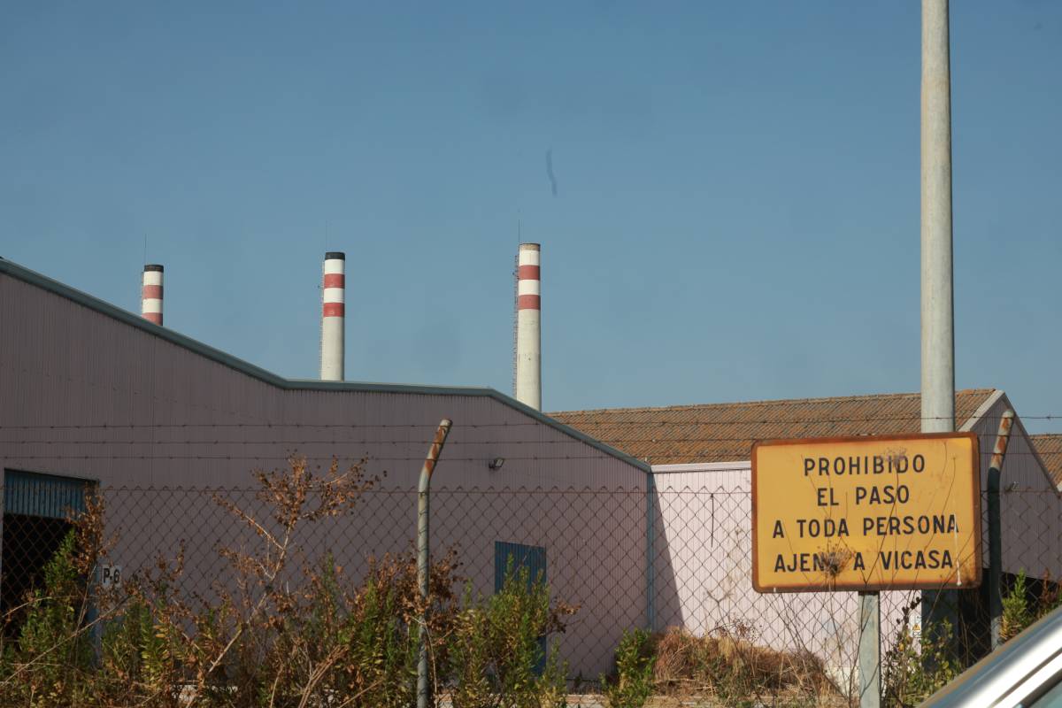 Adelante, contra el derribo de las chimeneas de la fábrica de botellas de Jerez: 