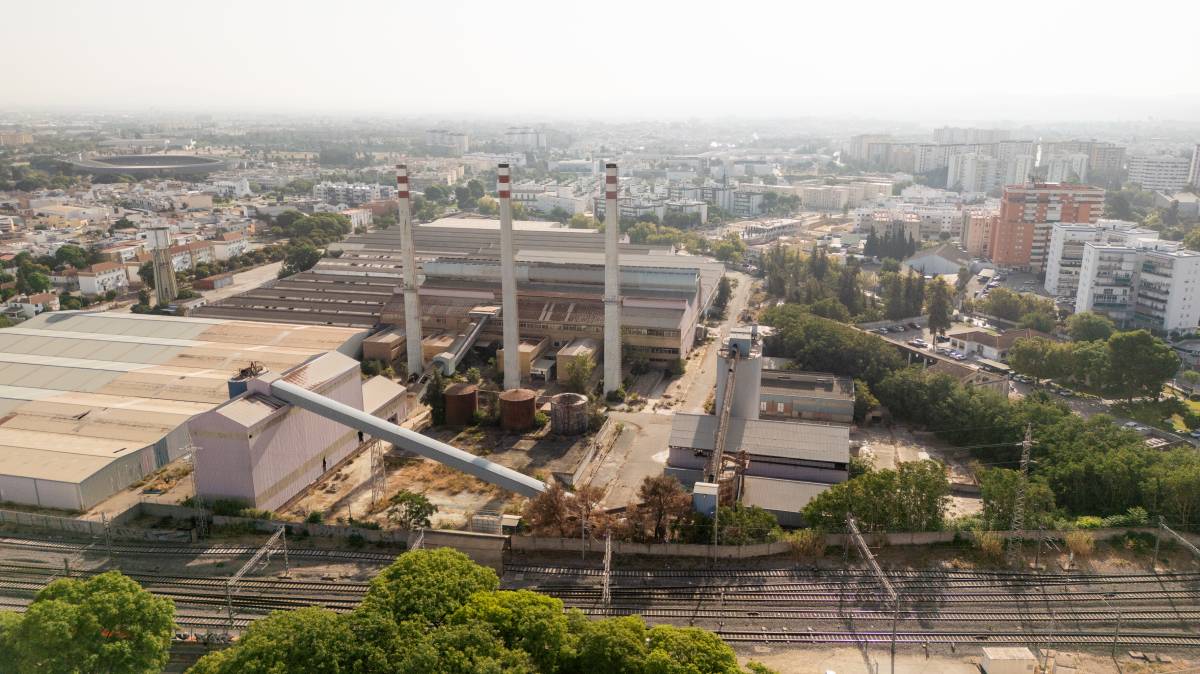 Las chimeneas de la fábrica de botellas de Jerez: los propietarios que quieren dejar "limpio" el solar no lo han hablado con el Ayuntamiento