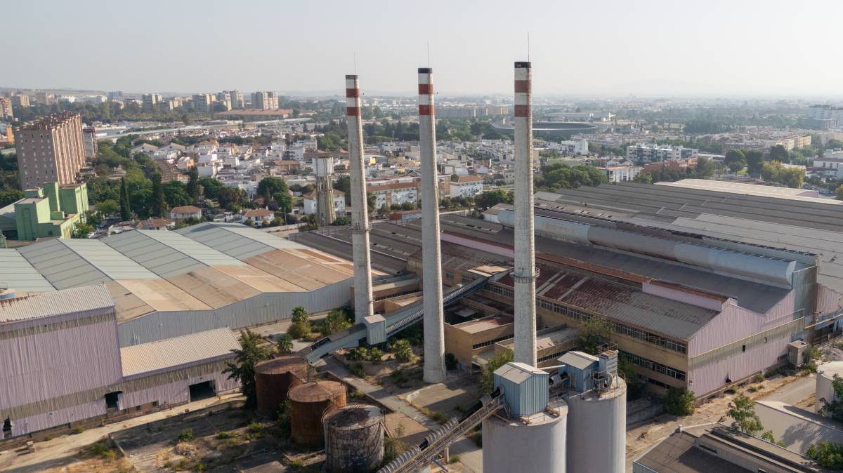 La factura por mantener las chimeneas de la fábrica de botellas en Jerez: preservar el 'skyline' no sería barato