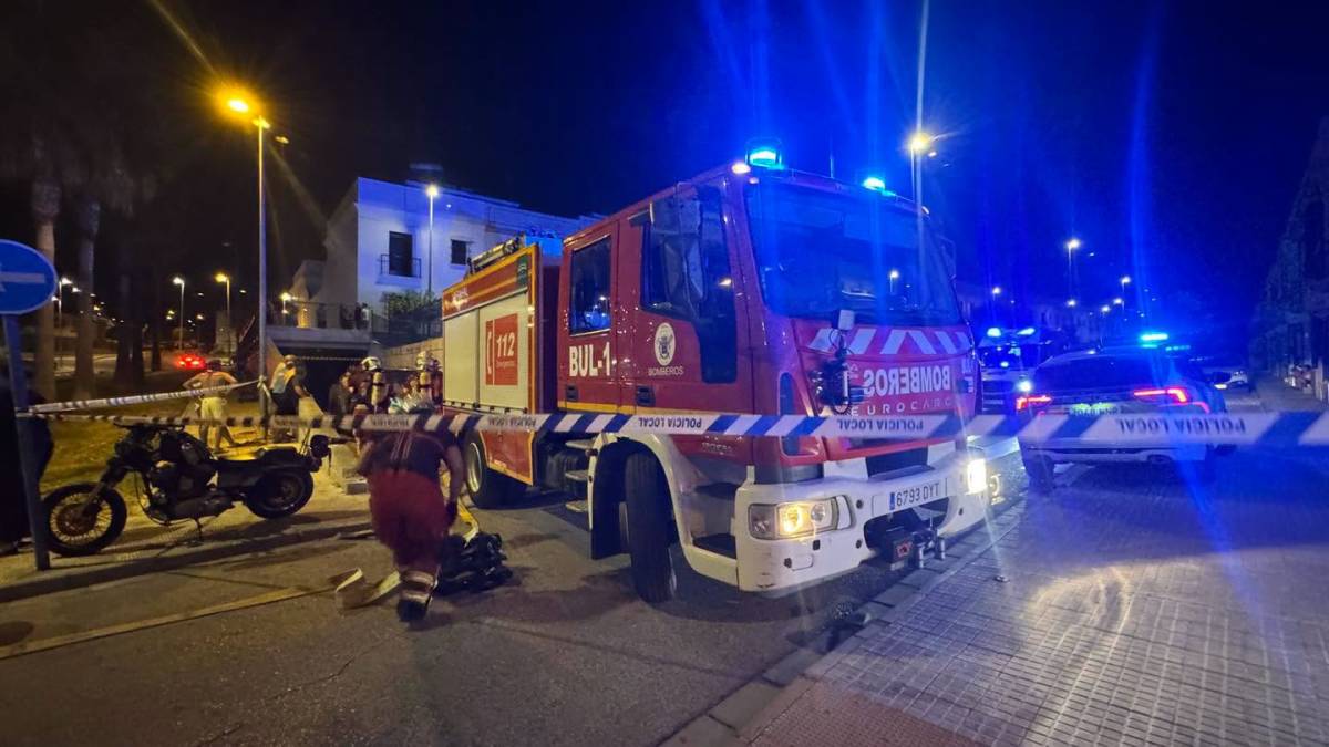 Una familia escapa del humo en Arahal saltando de azotea en azotea: 50 vecinos pasan la noche fuera por un incendio en un sótano