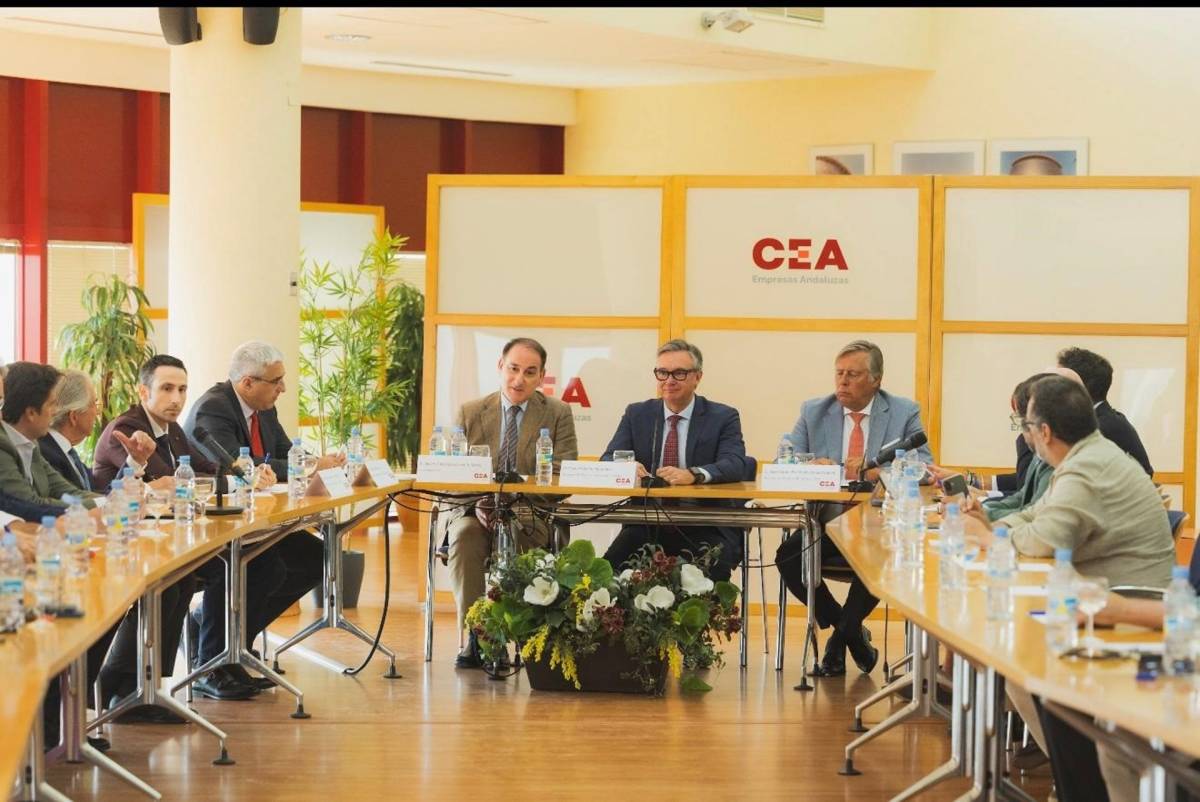 Gavira se reúne por primera vez con los empresarios del turismo pero aplaza el debate de la tasa turística: 