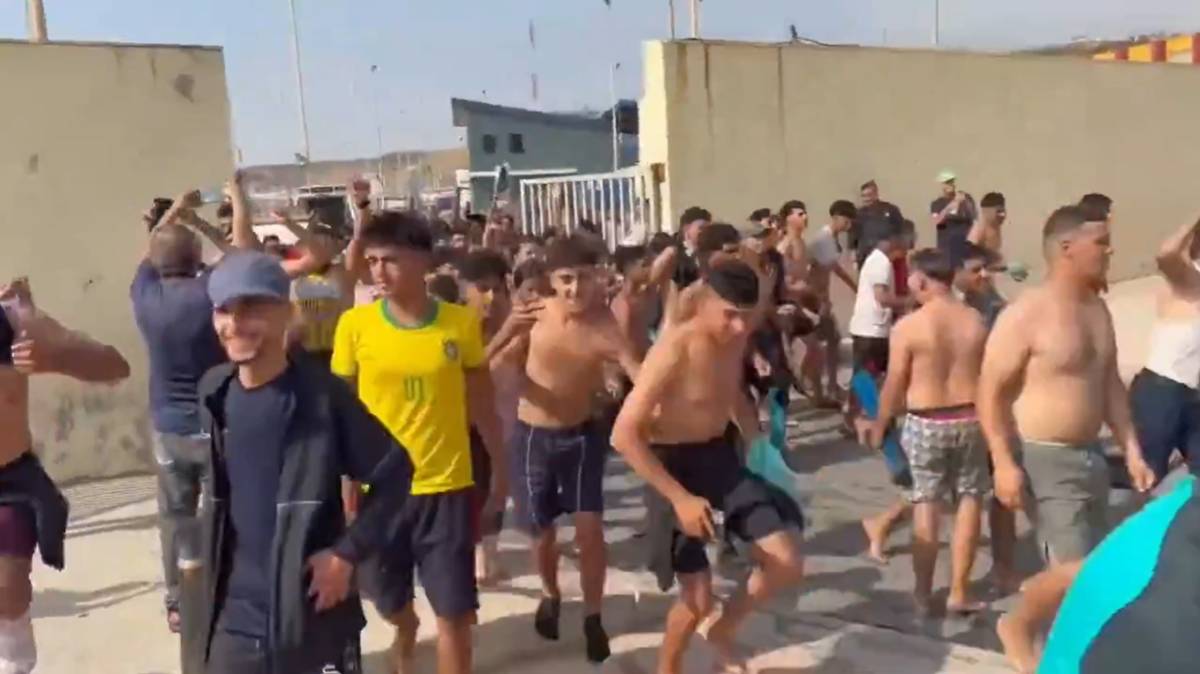 Así ha sido la entrada en Ceuta de cientos de migrantes, entre ellos muchos menores de edad