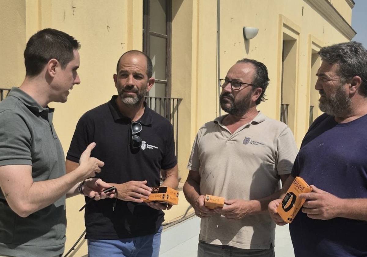 El Ayuntamiento de Jerez entrega pulseras inteligentes a sus trabajadores para prevenir golpes de calor