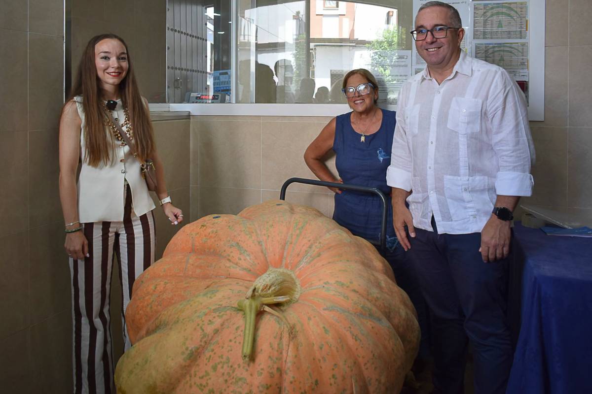 El ejemplar de Aurora y Rosa Rodríguez Caballero con el alcalde de Los Palacios el día del concurso. - El ejemplar de Aurora y Rosa Rodríguez Caballero con el alcalde de Los Palacios el día del concurso.