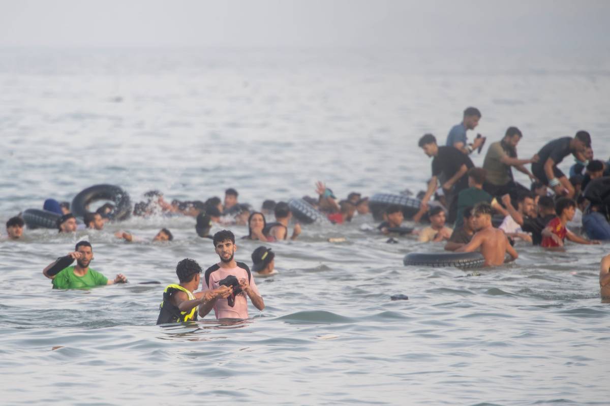 La crisis de Ceuta acumula ya 24 muertos, la mayoría de ellos ahogados al intentar entrar por el mar