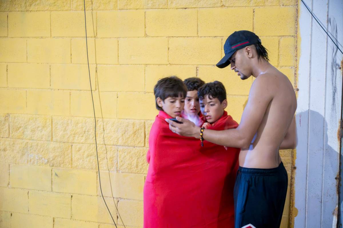 Jóvenes en Ceuta durante la crisis migratoria. - MARCOS MORENO