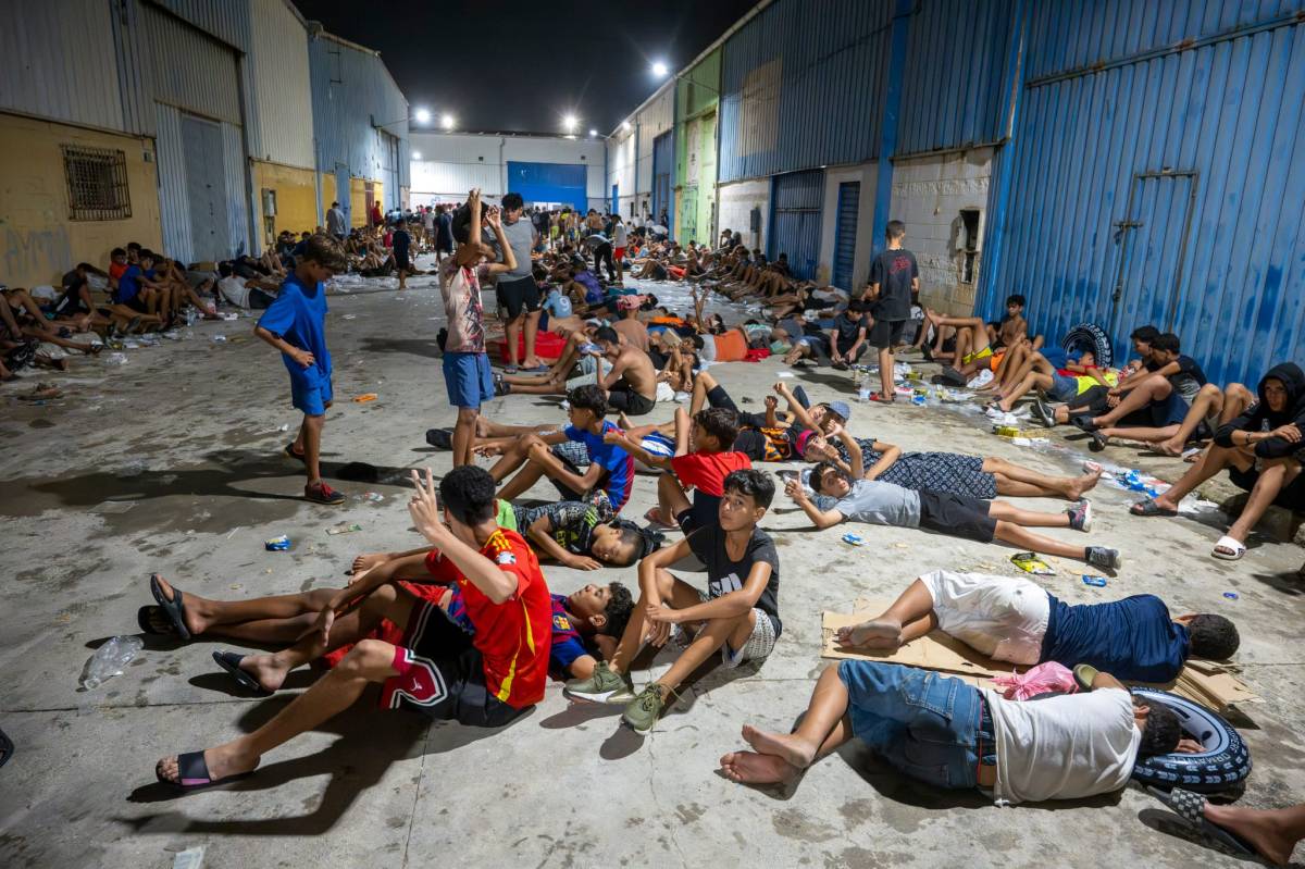 Familias marroquíes buscan a decenas de niños y adolescentes de los que no saben nada tras entrar en Ceuta