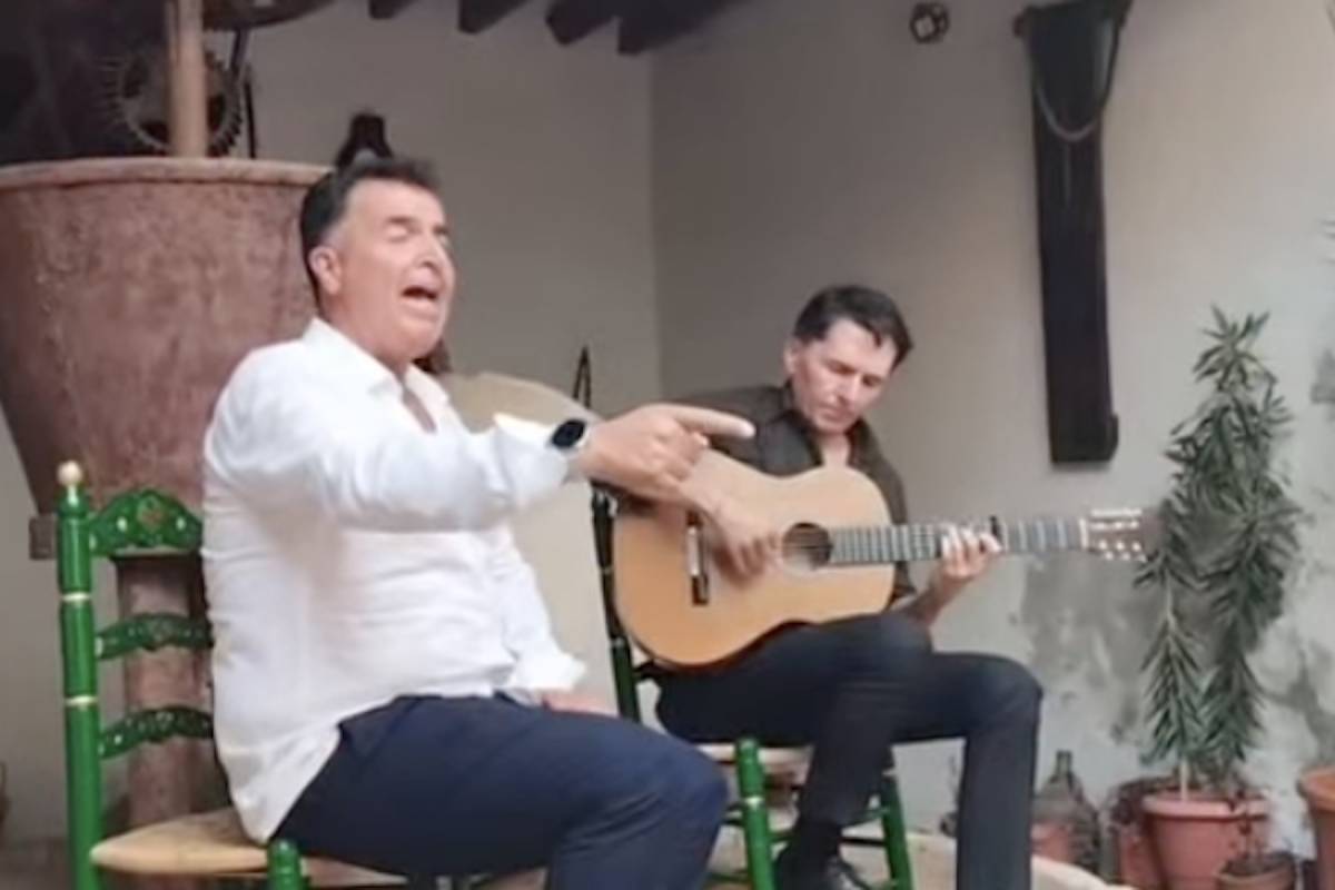 Un cantaor malagueño de 65 años convierte el reguetón en flamenco puro y arrasa en redes