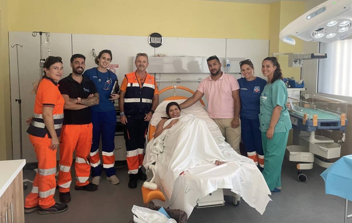 Rosa, su bebé y el personal sanitario que ha atendido su parto en una calle de La Línea. - 