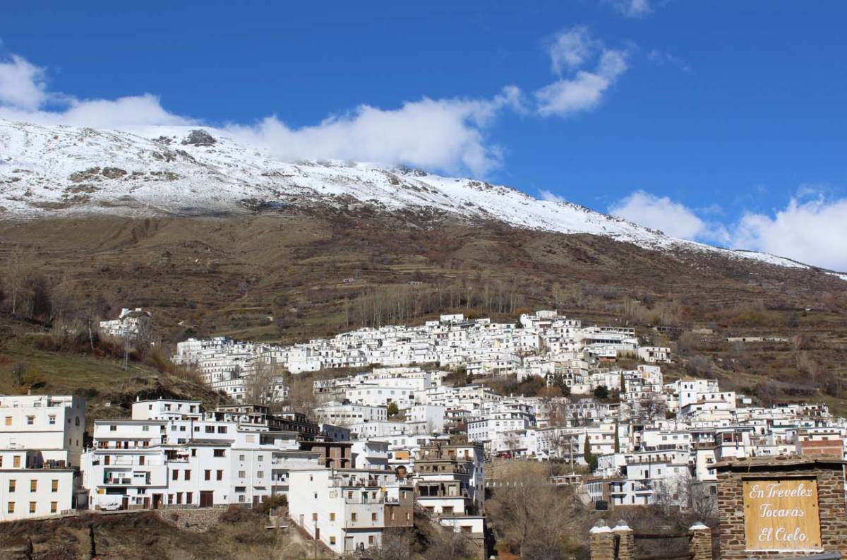 Polémica en un pueblo de Granada: el Ayuntamiento 'sortea' dos pisos para alquilarlos y uno le toca al alcalde 