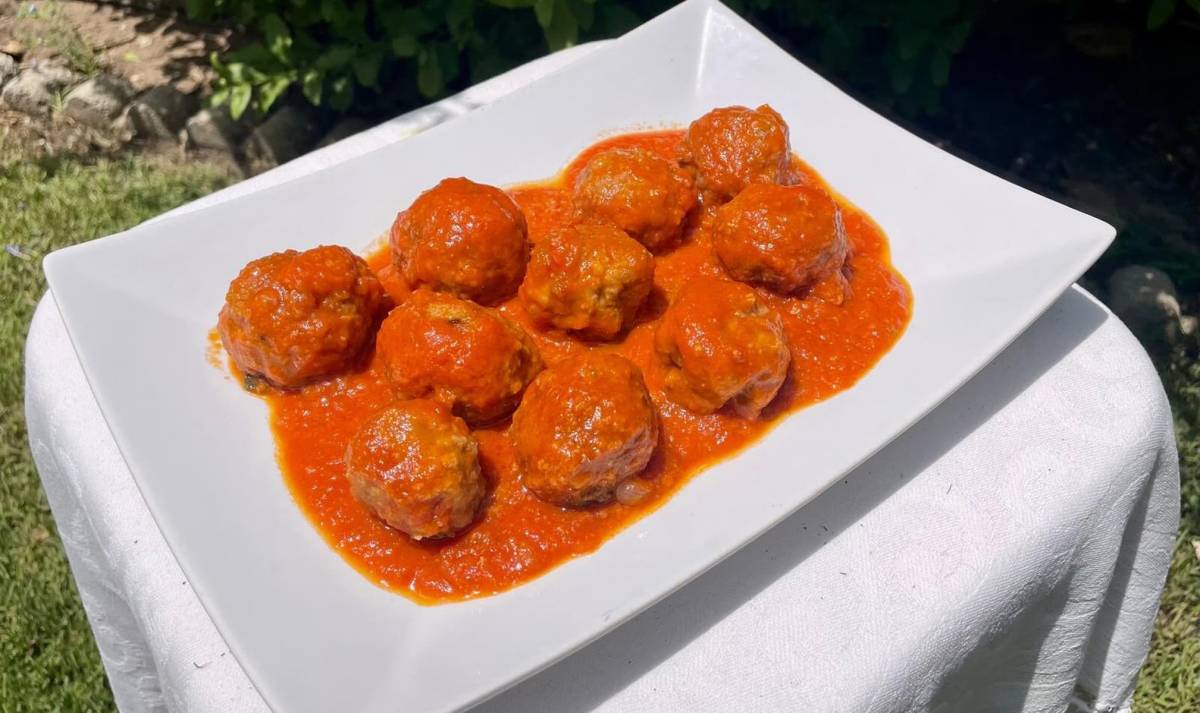 Albóndigas en tomate frito casero, una receta de siempre que nunca falla