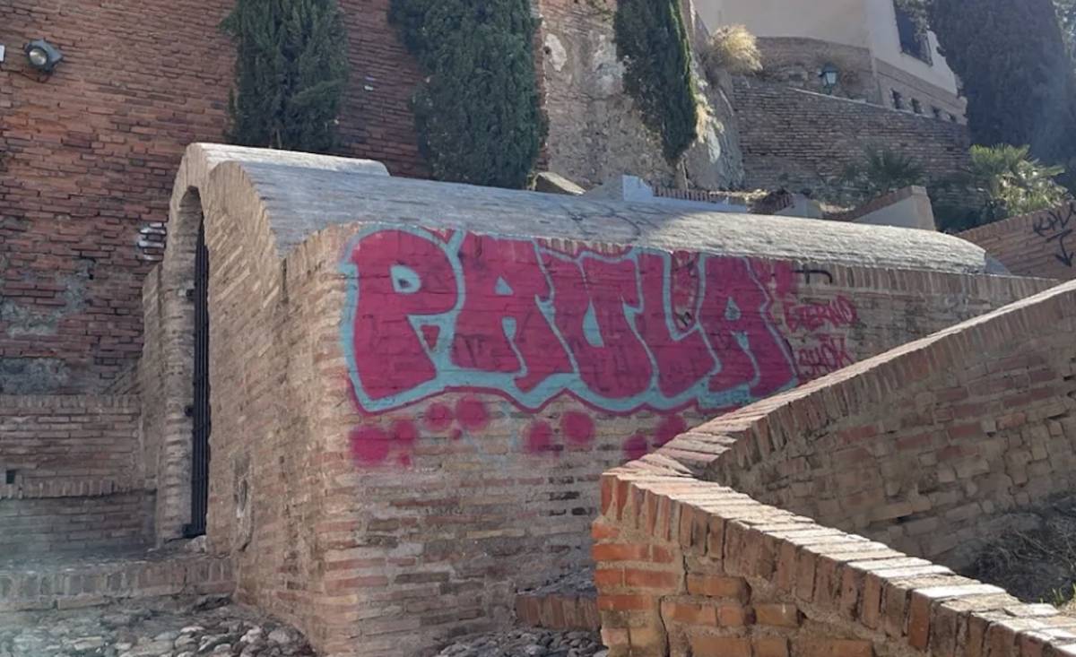Un turista vasco, denunciado por pintar un aljibe del siglo XVI protegido en el Albaicín granadino