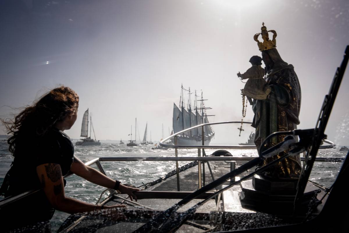 La Galeona escolta al Juan Sebastián de Elcano en una entrada para la historia de la Bahía de Cádiz