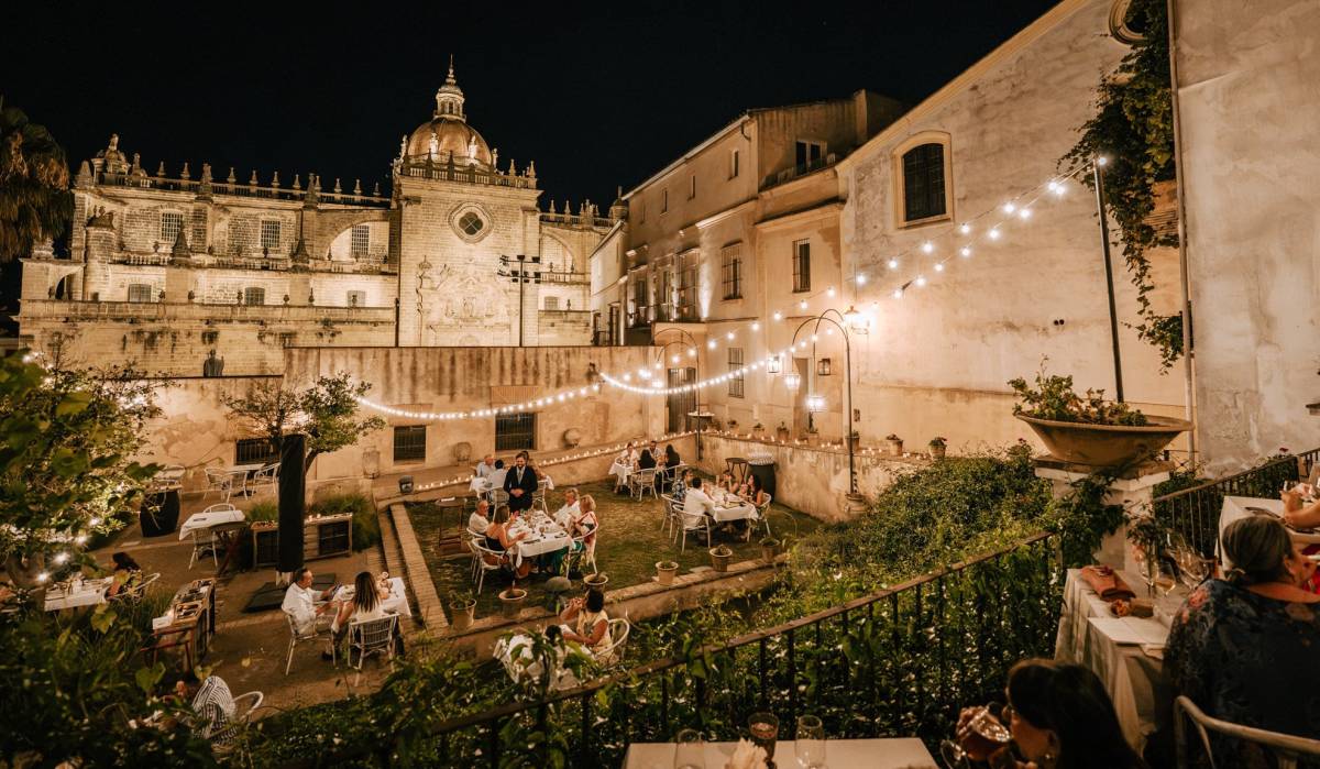Bajo la Catedral y entre bodegas centenarias: Mantúa y Pedro Nolasco estrenan el ciclo gastronómico Veranea en la Bodega