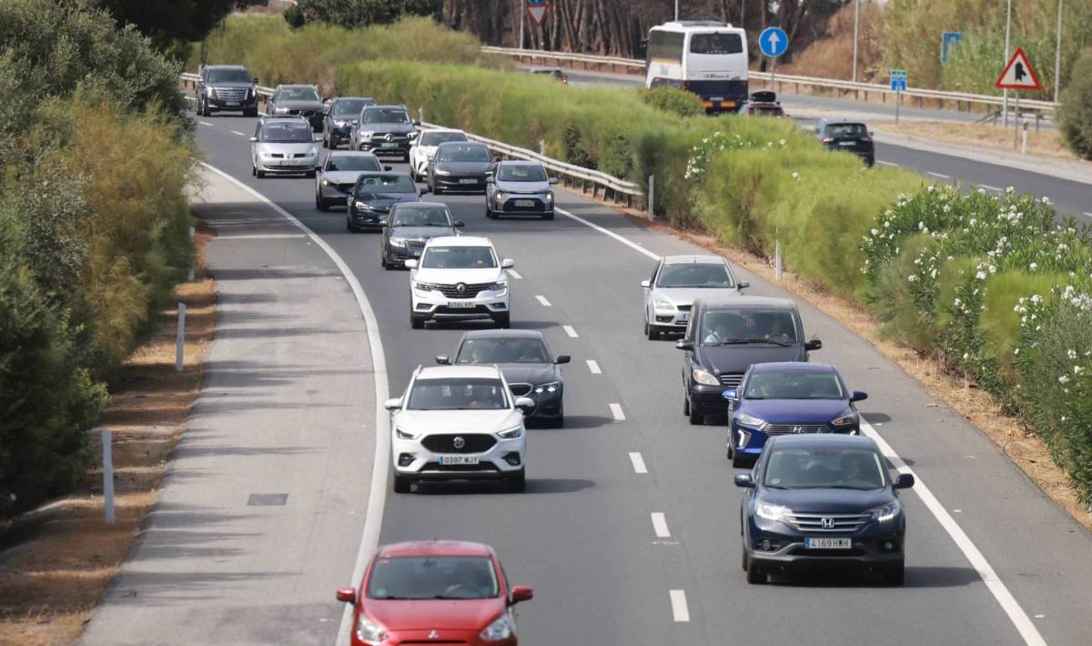 Tráfico lento a las puertas del inicio de agosto en la AP 4  a la altura de los Palacios.