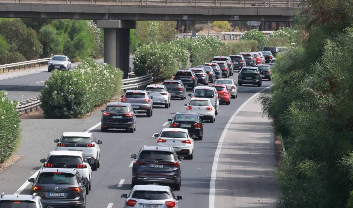 Desesperación entre los conductores por nuevas retenciones en la AP-4 hacia Cádiz en plena ola de calor